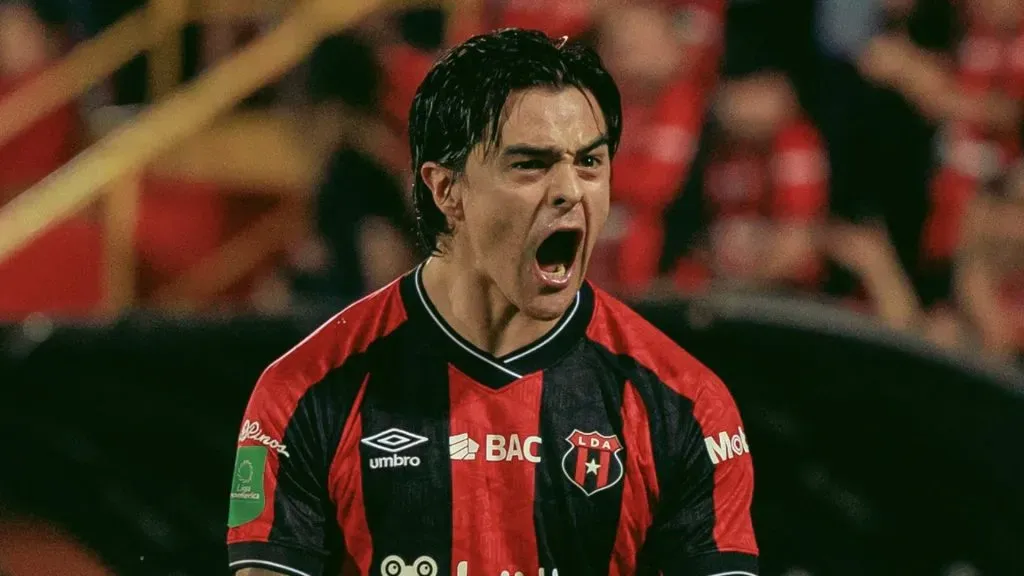 Diego Campos salió con lágrimas en los ojos.