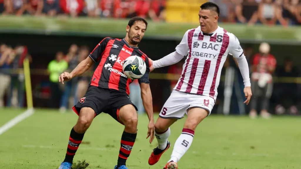 Celso Borges y David Guzmán batallan por la esférica en el último Alajuelense-Saprissa. (Foto: La Teja)