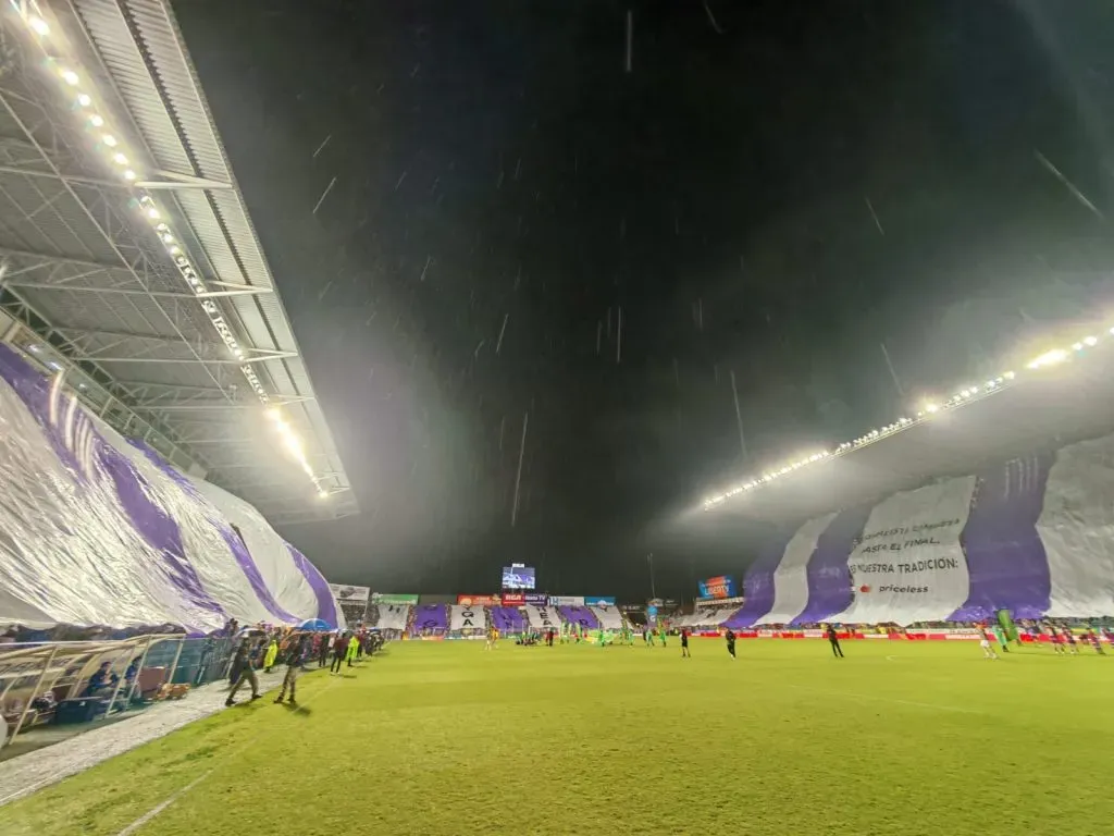 La afición jugó su partido en La Cueva. (Saprissa)