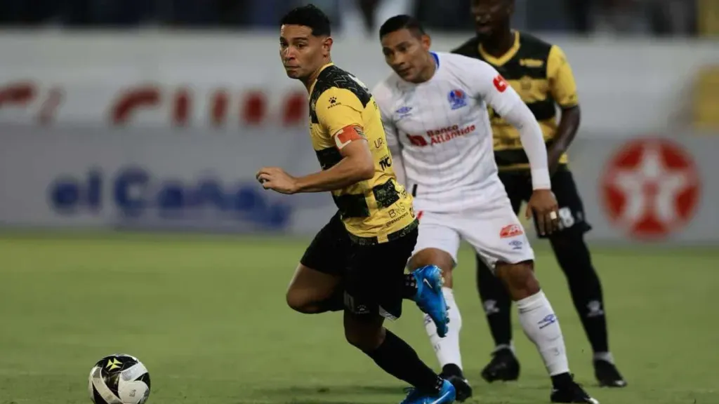 Jhow Benavídez traslada la bola ante la atenta mirada de Mango Sánchez. (Foto: Diario Diez)