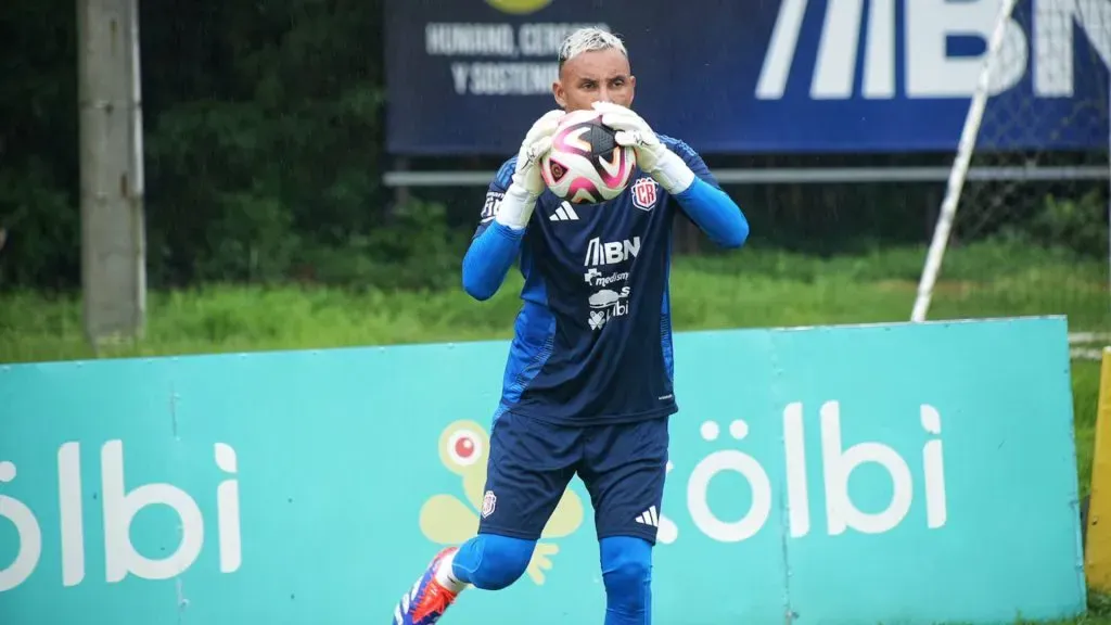 Keylor Navas se está entrenando con La Sele mientras sigue sin equipo.