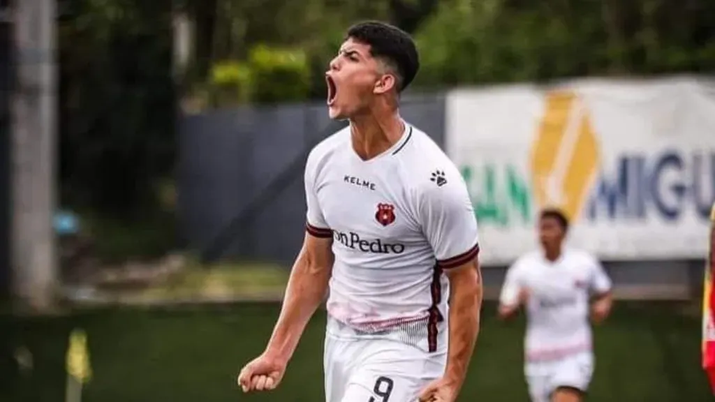 Esteban Cruz marcó dos goles con el Lommel SK.