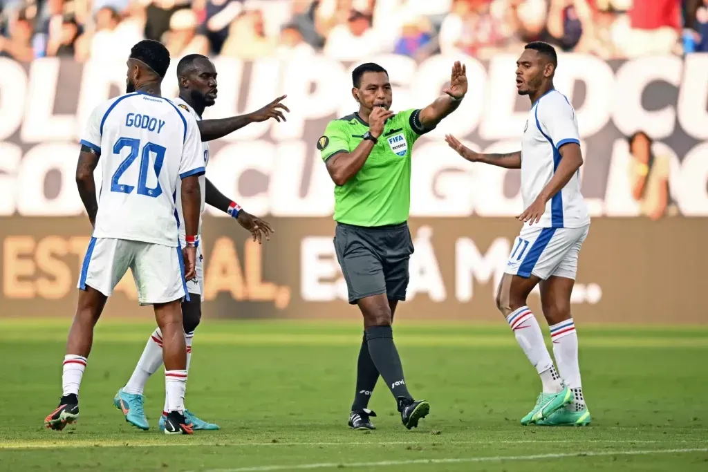 Walter López arbitrando a Panamá. (Foto: AFP)
