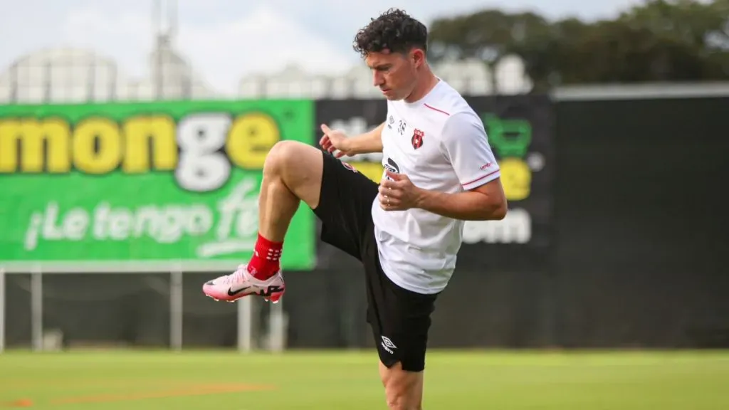 Bryan Oviedo se terminó inclinando por Alajuelense.