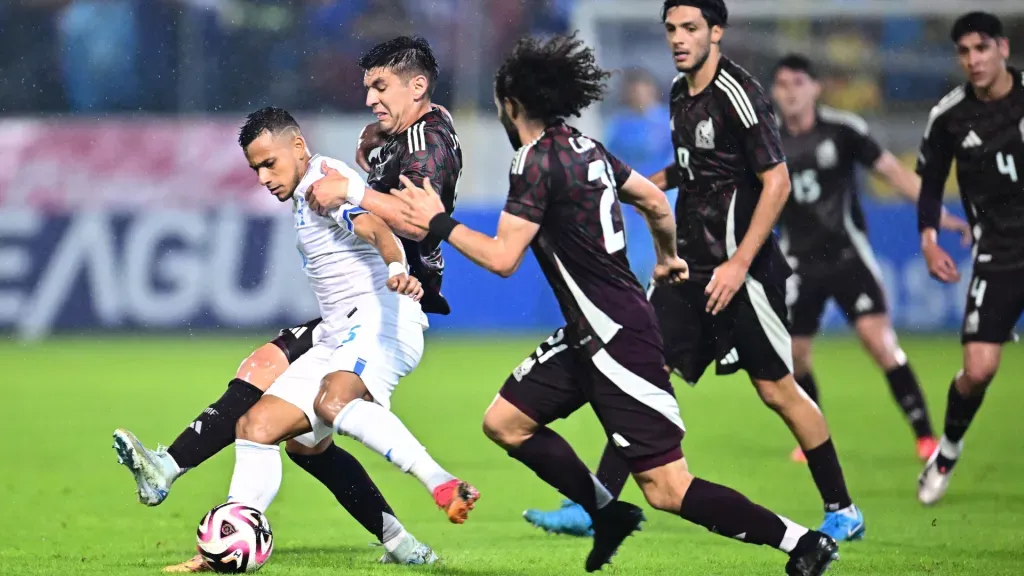 Edwin Rodríguez resguarda la bola de numerosa marca de los futbolistas mexicanos. (Foto: IMAGO)