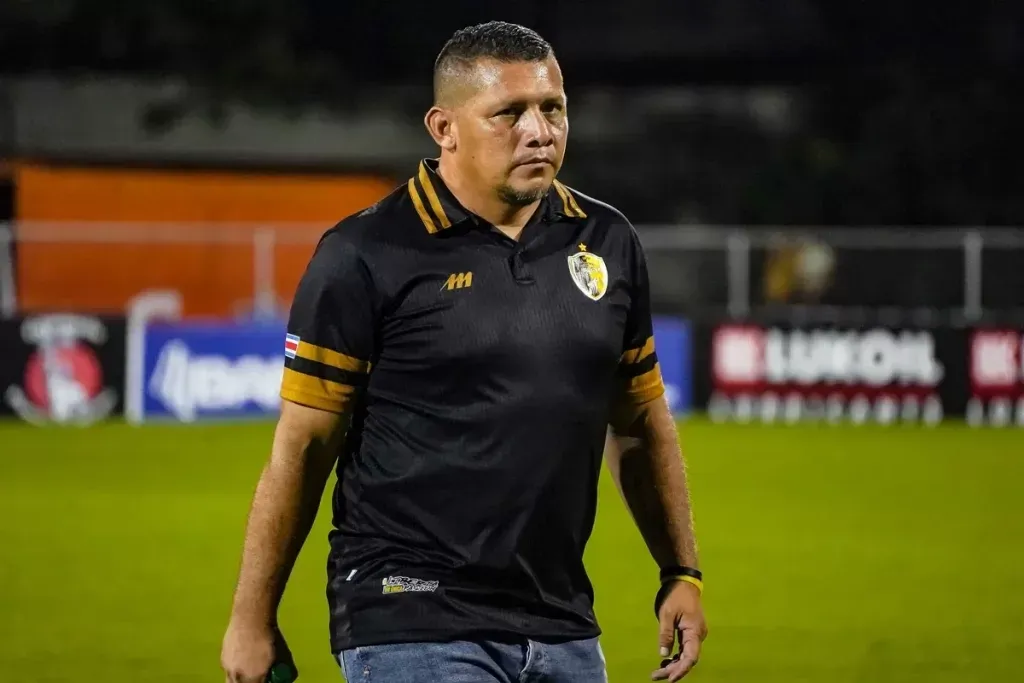 Minor Díaz perdió los estribos (Municipal Liberia).