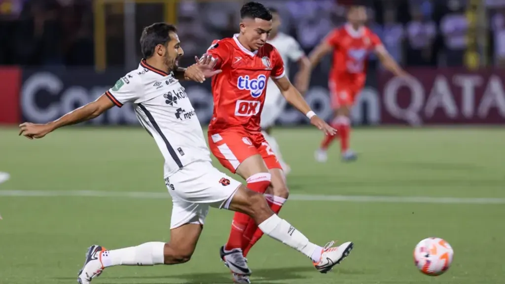 Celso Borges y Bancy Hernández se disputan la esférica durante la final pasada. (Foto: Concacaf.com)