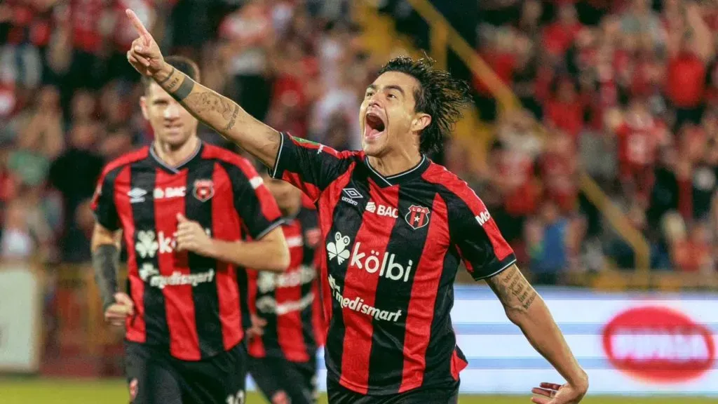 Diego Campos destacó la preparación física de Alajuelense.