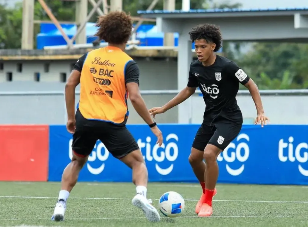Adalberto Carrasquilla marcando a su hermano, Edilson, durante los entrenamientos con Panamá. (Foto: Leonardo Aguilar)