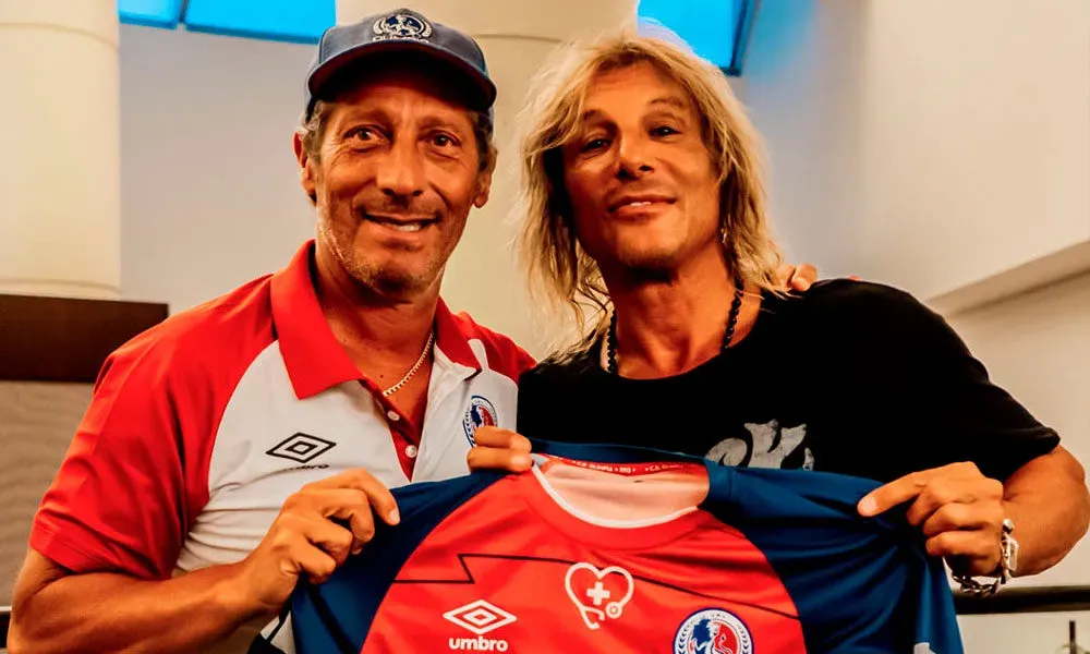 Troglio junto a Caniggia y la camiseta de Olimpia.