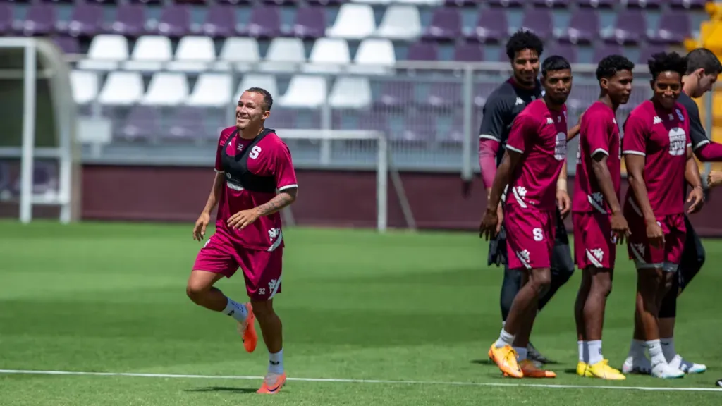 Kliver Gómez tiene un pie fuera de Saprissa. (Foto: José Cordero)