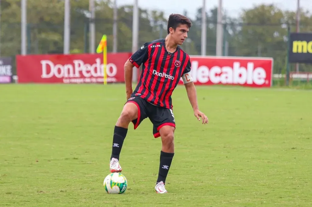 El joven defensor se cruzó de vereda (Instagram).