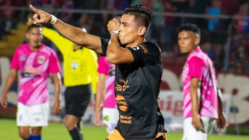Darwin Cerén celebra uno de los goles con los que Águila le ganó 4-3 a FAS el pasado 19 de octubre. (Foto: Tigo Sports)