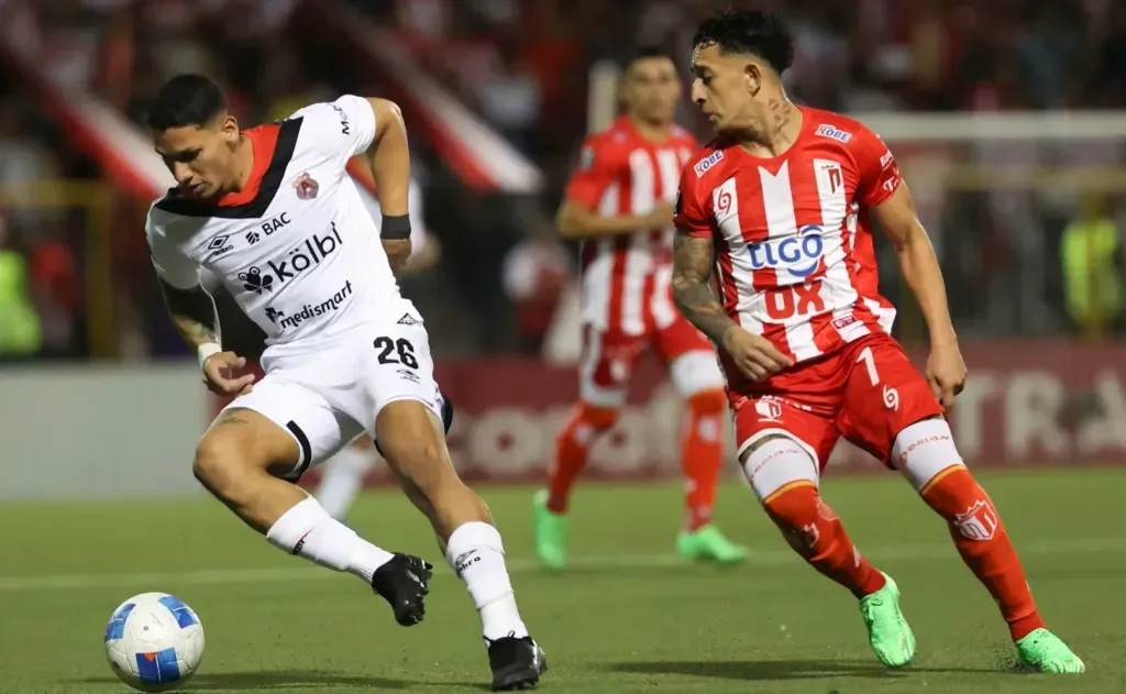 Alajuelense cuenta con la ventaja del gol de visita, obligando a Real Estelí a, al menos, anotar un tanto. (Foto: La Teja)