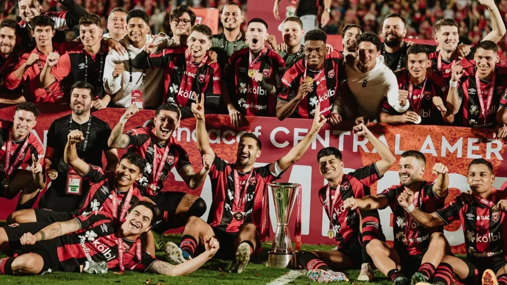 Alajuelense viene de salir campeón de la Copa Centroamericana.