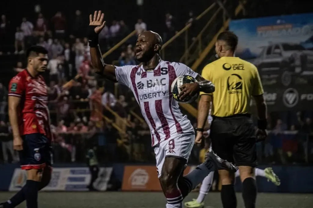 Javon East descontó para los morados (Saprissa).