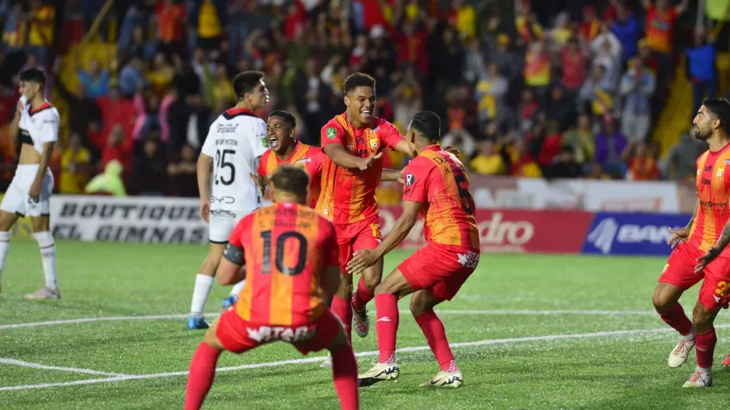 Darryl Araya le puso el broche de oro a una jugada preparada para firmar el segundo gol de Herediano. (Foto: La Nación)