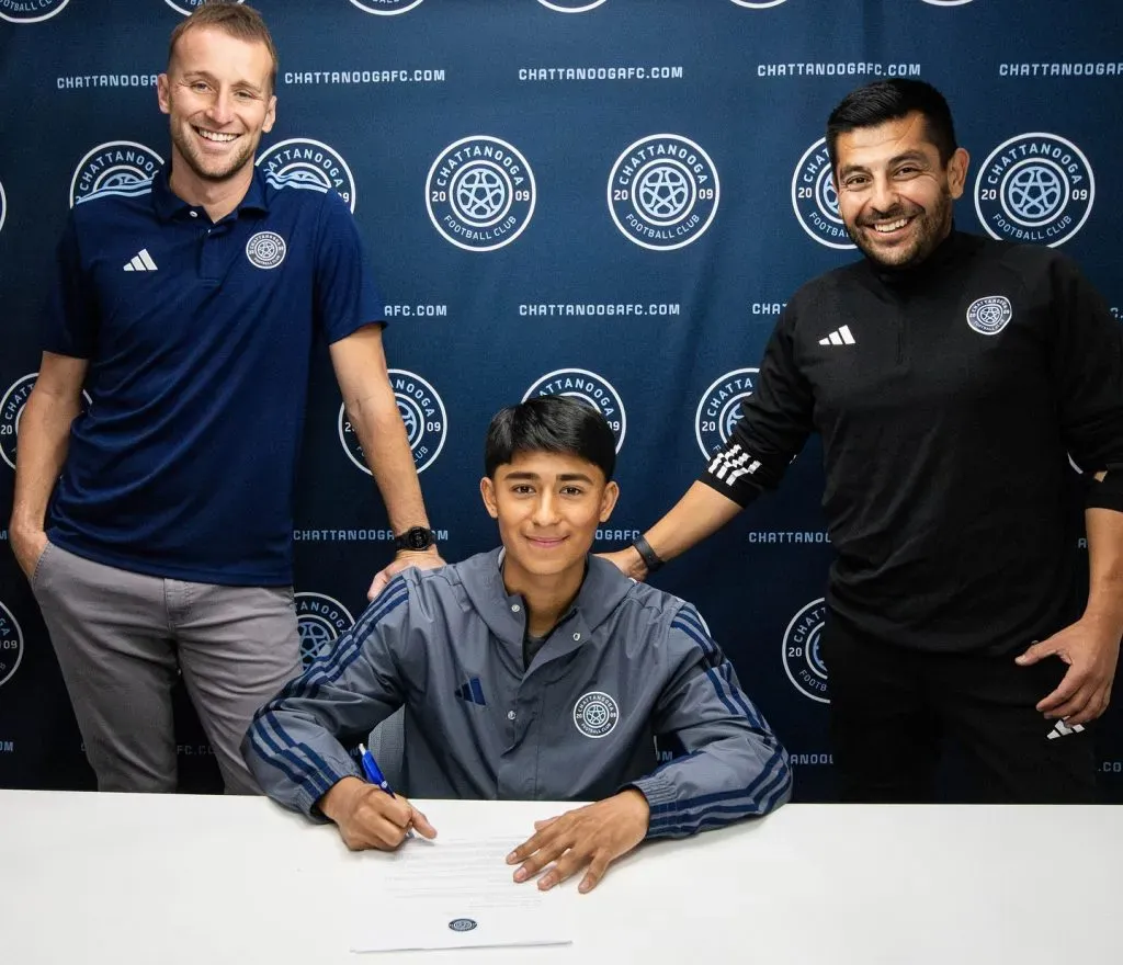 Darwin Ortiz firmando su primer contrato profesional. (Foto: Chattanooga FC)