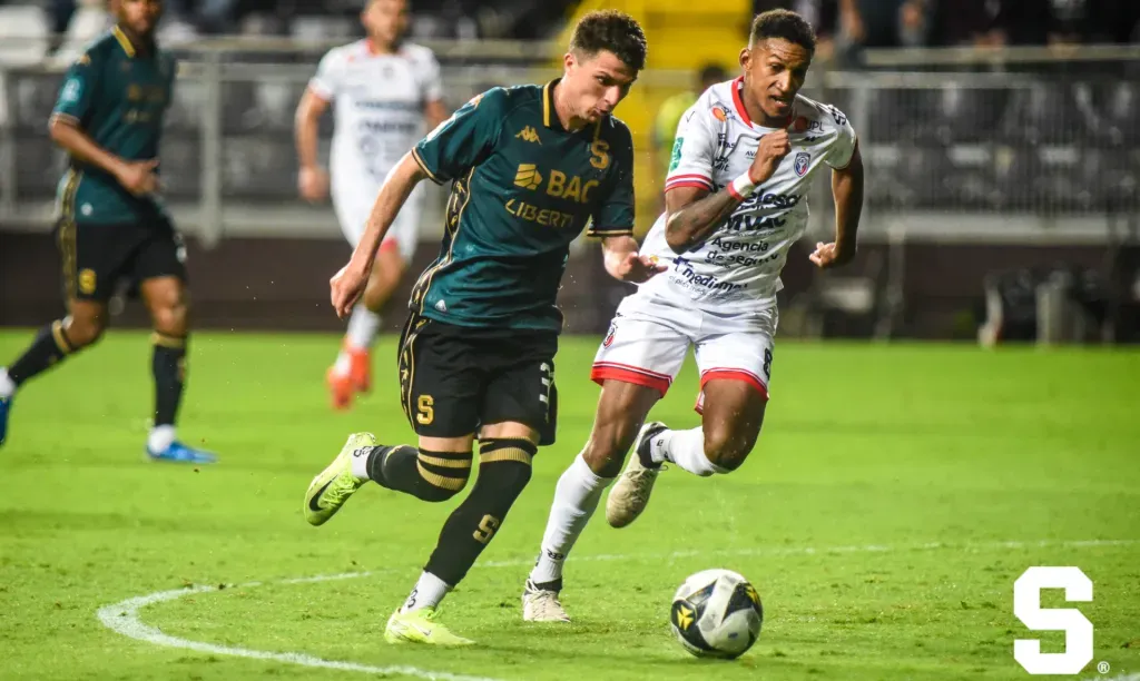 Gino Vivi jugó 90 minutos por segunda vez en este campeonato en la semifinal de vulelta contra San Carlos. (Foto: Saprissa)