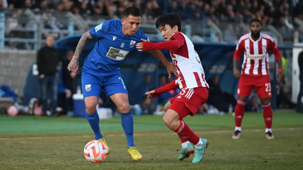 Cristopher Núñez en acción contra Olympiacos, el ex equipo de Joel Campbell. (Foto: PAS Lamia)