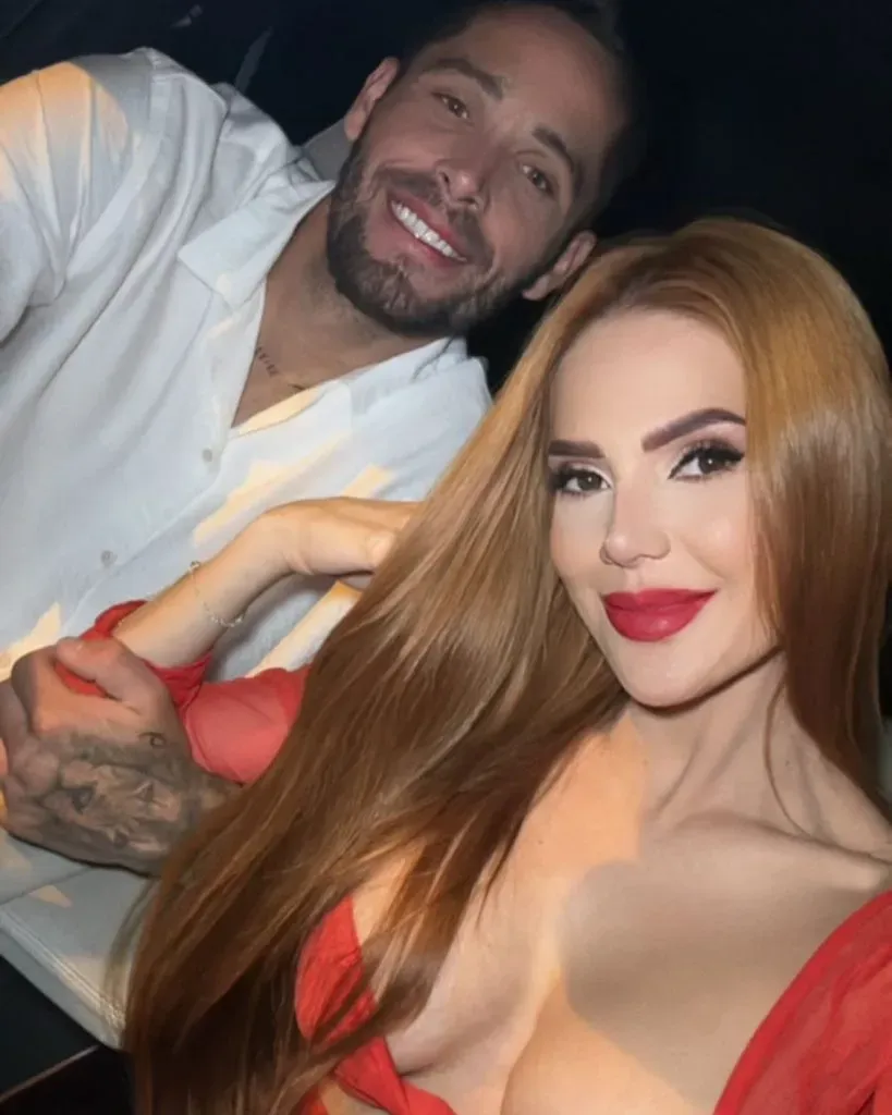 Jonathan Moya junto a su prometida (Instagram).