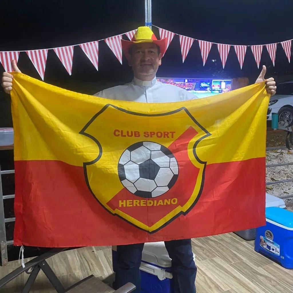 El Padre Sejo se cambió de verda (Facebook)