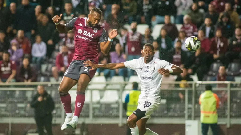Kendall Waston fue una pesadilla para Keyner Brown y la defensa de Herediano. (Foto: Saprissa)