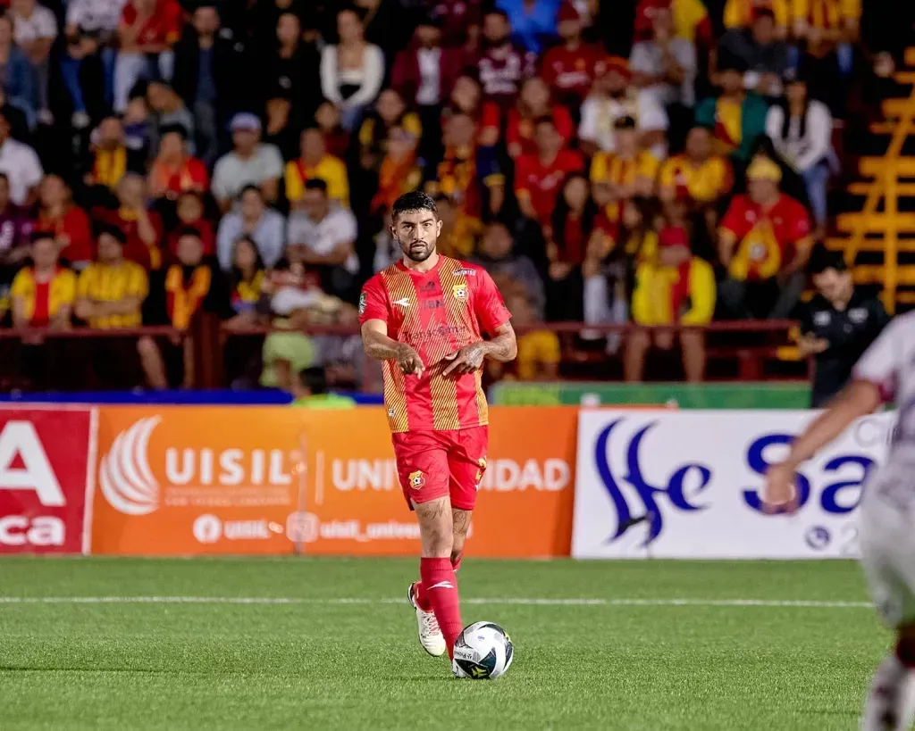 Everardo Rubio con la camisa de Herediano. (Foto: Prensa CS Herediano)