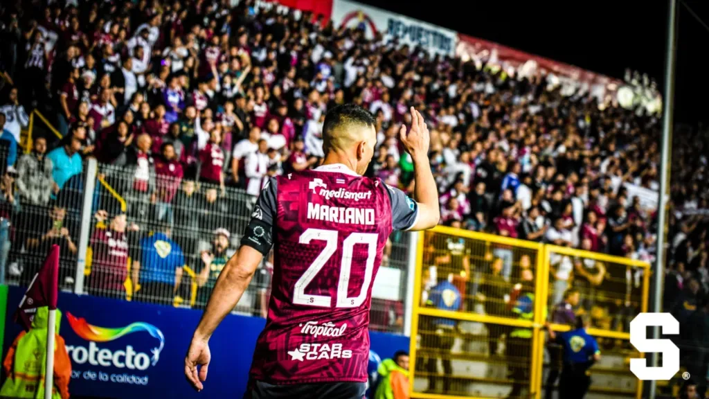 “Es momento de reflexionar. Me gustaría seguir, pero hay que analizar muchas cosas”, dijo Mariano Torres sobre su futuro. (Foto: Saprissa)
