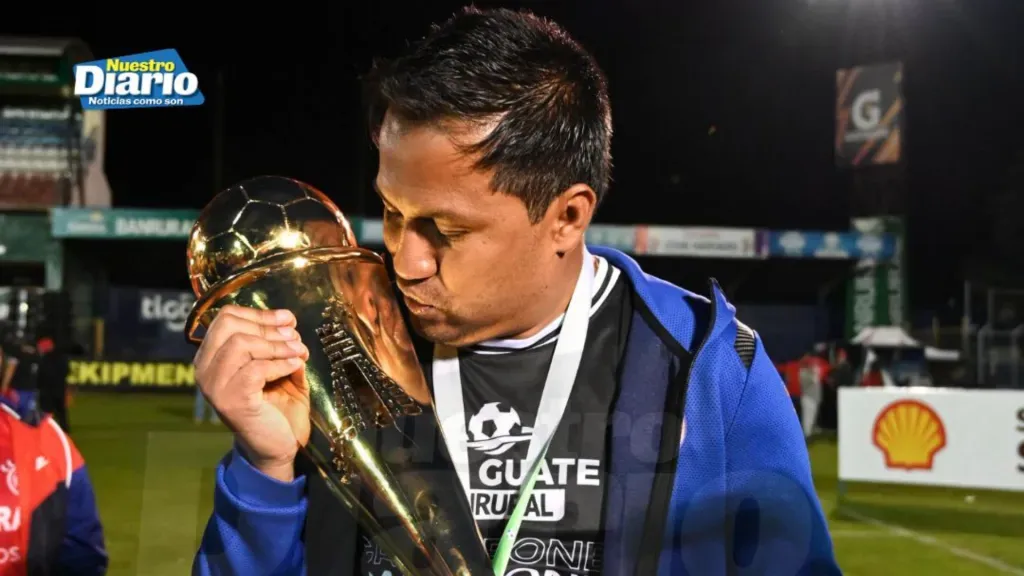 Amarini Villatoro, feliz, besa el trofeo del Toneo Apertura 2024. (Foto: Nuestro Diario)