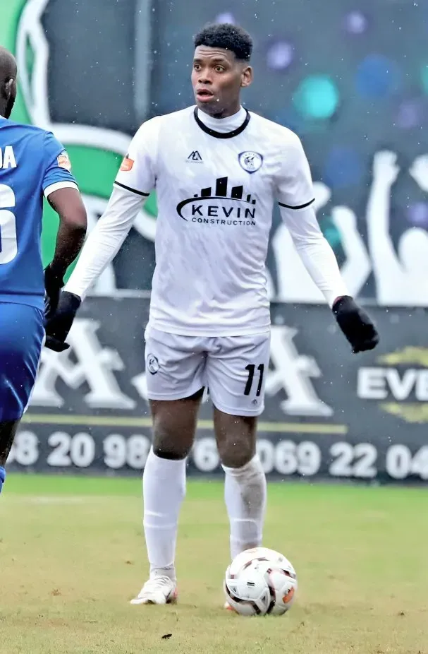 Nazayro Rivas con la camisola del FK Kukesi.