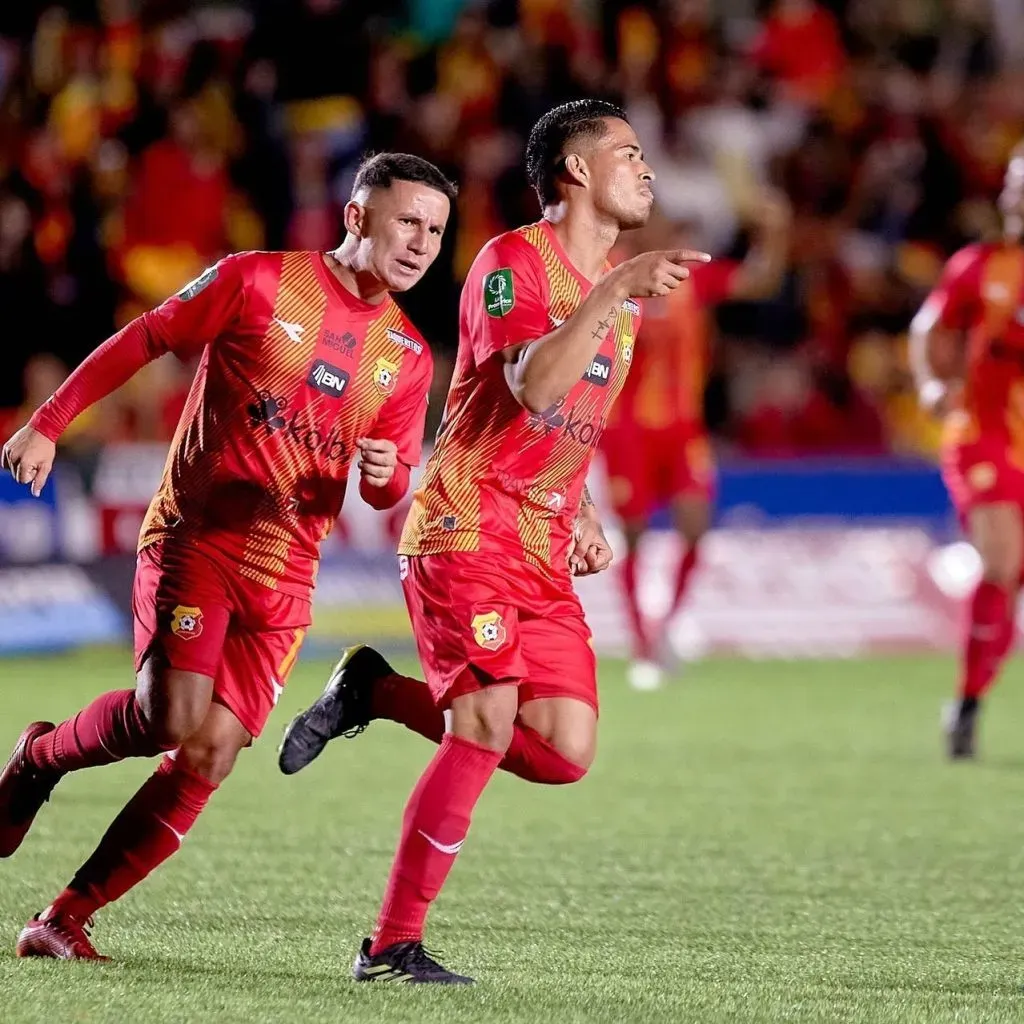 Los equipos se pelean por Torres (Herediano).