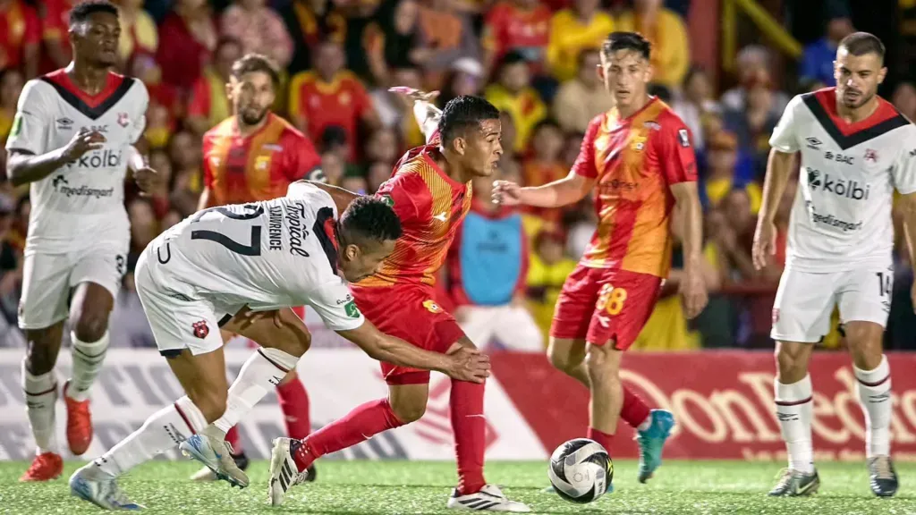 Gerson Torres en acción durante la ida de la Gran Final ante Alajuelense.