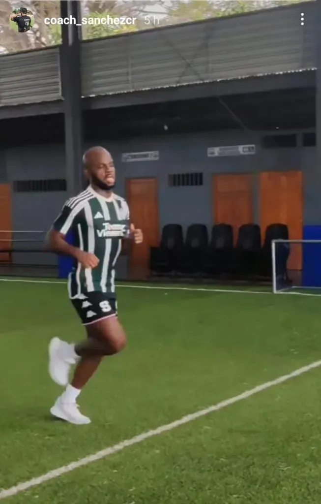 Javon East sigue entrenando con la ropa del Saprissa. (Instagram)