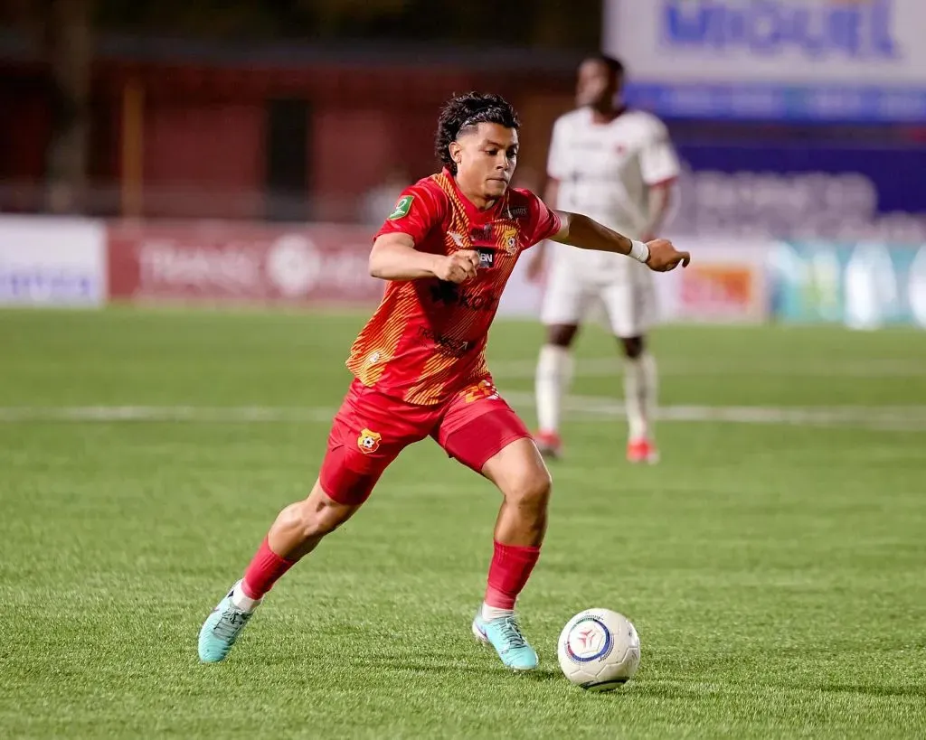 Joshua Canales seguirá su carrera en Andorra (Herediano).