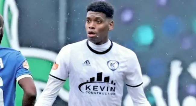 Nazayro Rivas con la camisola de Kukësi de Albania.