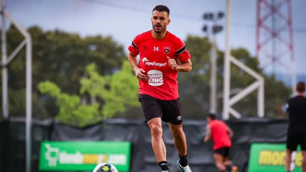 Iago Falque no ha demostrado su calidad en Alajuelense.