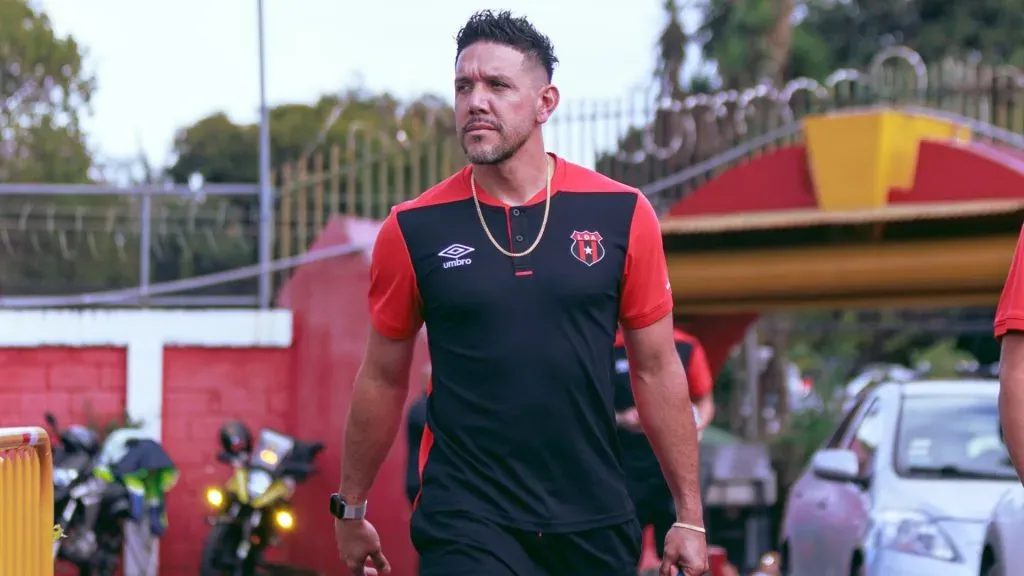 Leo Moreira se acerca su nuevo equipo en Costa Rica.