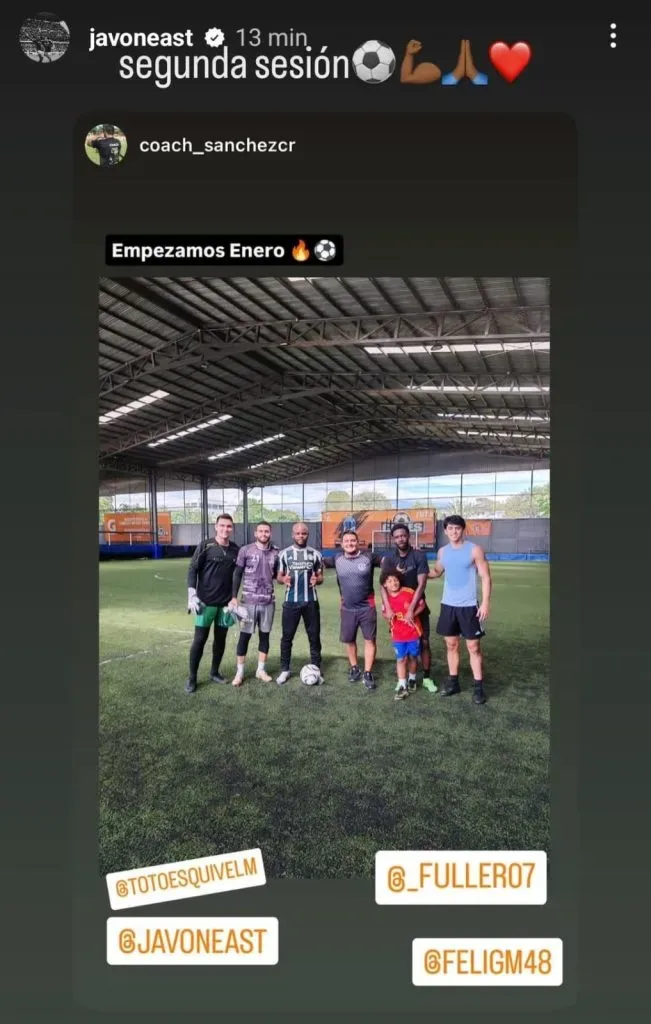 Javon East posando junto a su nuevo equipo. (Instagram)