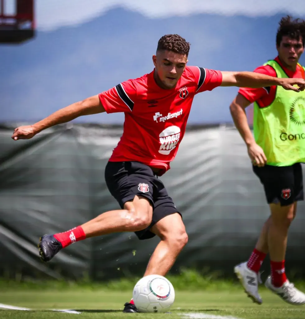 Debido a su entrega, rendimiento y amor por los colores, Villalobos se ganó el cariño del liguismo. (Foto: Alajuelense)