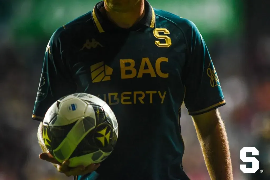 La hermosa y galardonada tercera camiseta del Deportivo Saprissa. (Saprissa)
