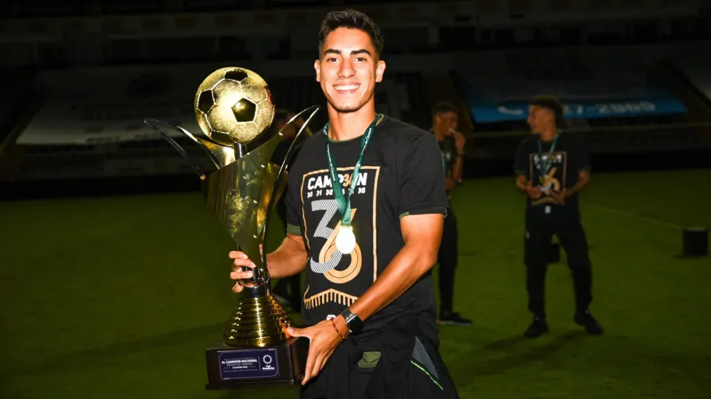 Matthew Bolaños, rebosante de felicidad, posando con la 36. (Foto: Saprissa)