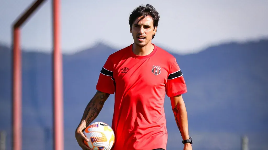 Bryan Ruiz buscará imprimirle el ADN Rojinegro a los cachorros de Alajuelense. (Foto: LDA)