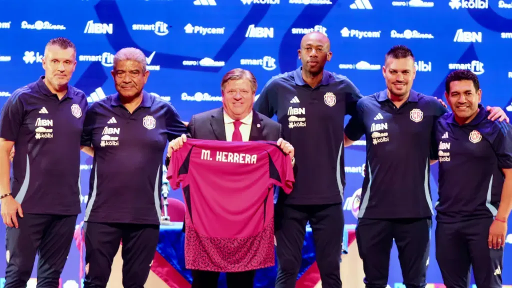 Miguel Herrera posando junto a su cuerpo técnico tras la presentación oficial de la Fedefútbol. (Foto: Alonso Tenorio / La Teja)