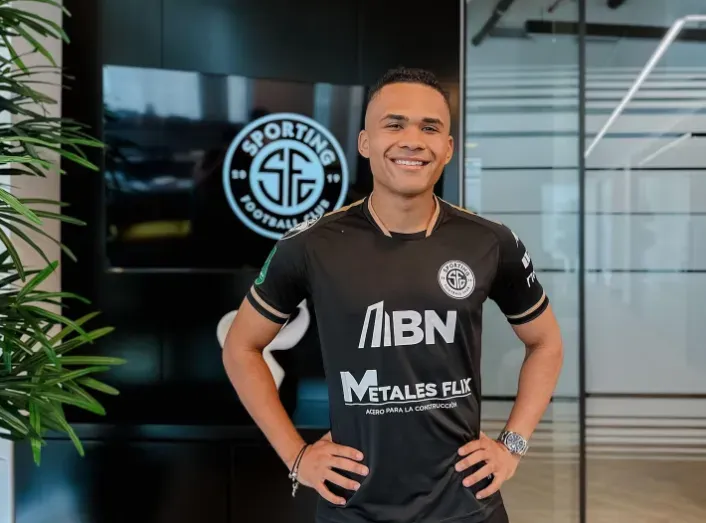 Ian Lawrence presentado como nuevo jugador de Sporting FC