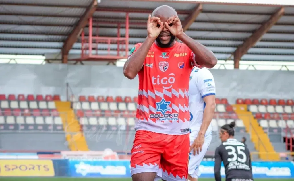 Javon East cuando vestía la camiseta de Santos.