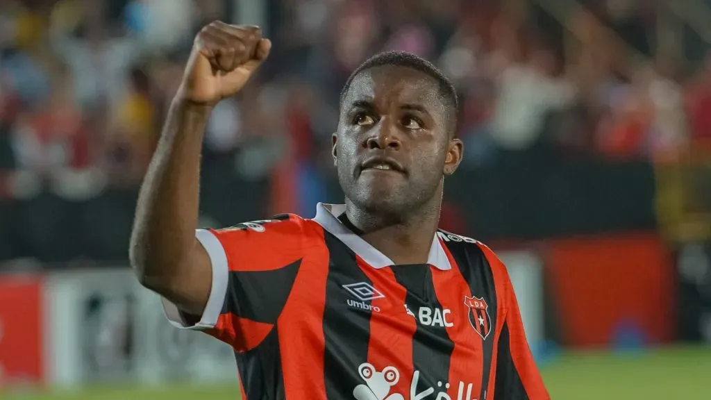 Joel Campbell volvió a Alajuelense pero estuvo muy cerca de irse a Saprissa.