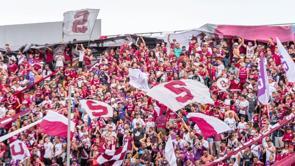 Una deuda millonaria complica a Saprissa (Deportivo Saprissa).