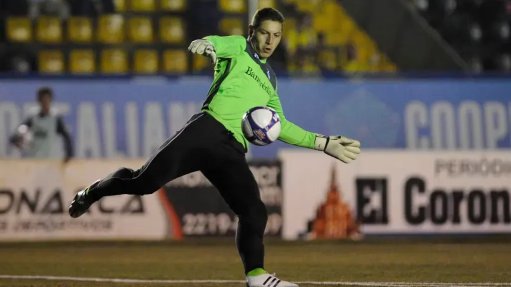 Minor Álvarez en acción durante su paso por Cartaginés. También militó en equipos ticos como Herediano, Pérez Zeledón o Santos tras su salida de Saprissa. (Foto: La Nación)