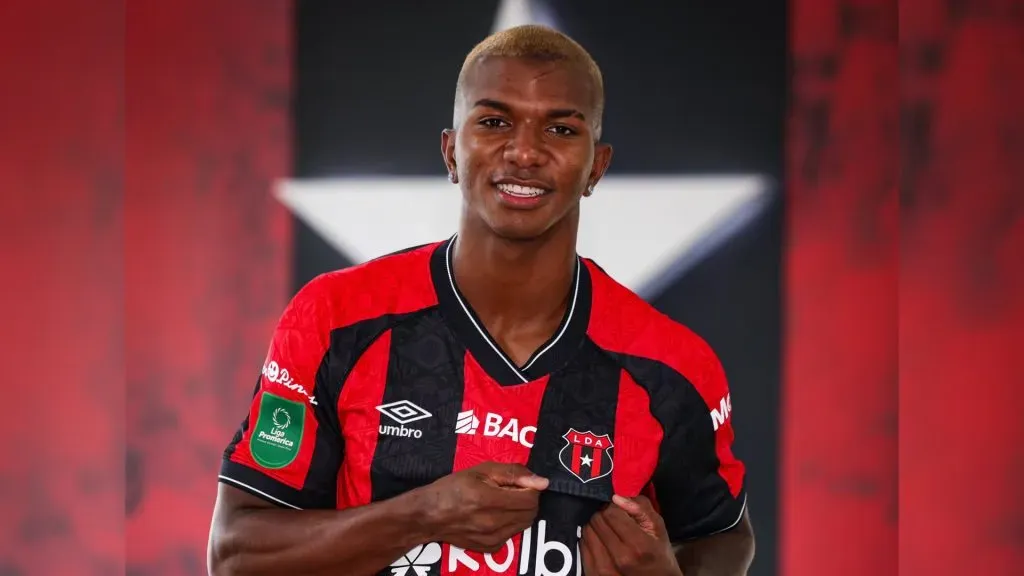 Jeyland Mitchell le sigue dando alegrías a Alajuelense. (LDA).